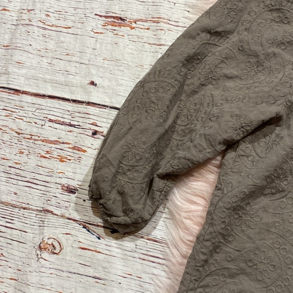 Evereve Eyelet Button Front Sage Green Peasant Top sz S - Picture 3 of 9